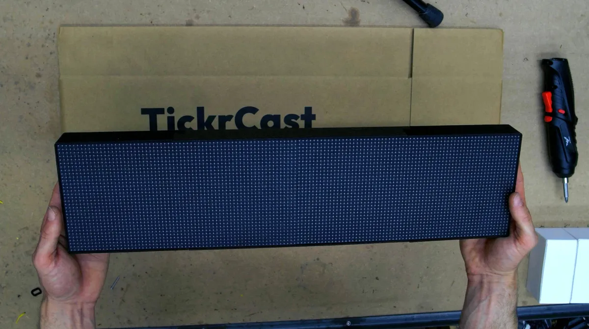 Модульные светодиодные панели TickrCast, соединённые между собой