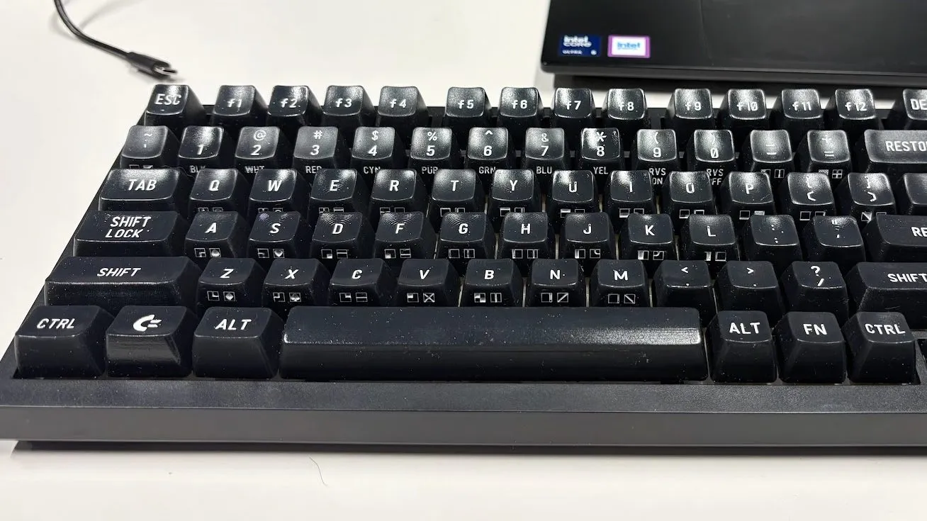 Набор клавишных колпачков в стиле Commodore 64 на механической клавиатуре