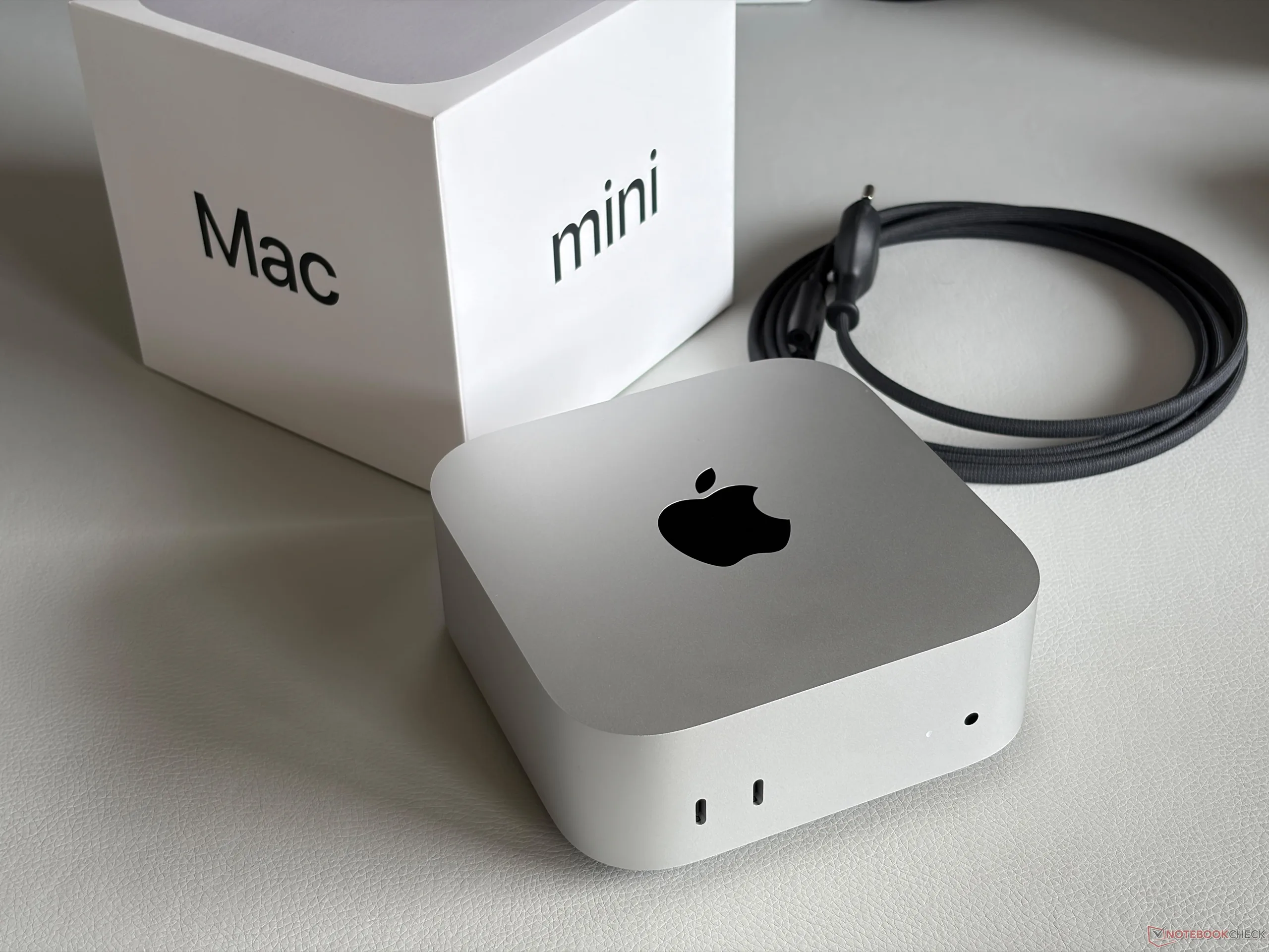 Компактный компьютер Apple Mac mini с чипом M6