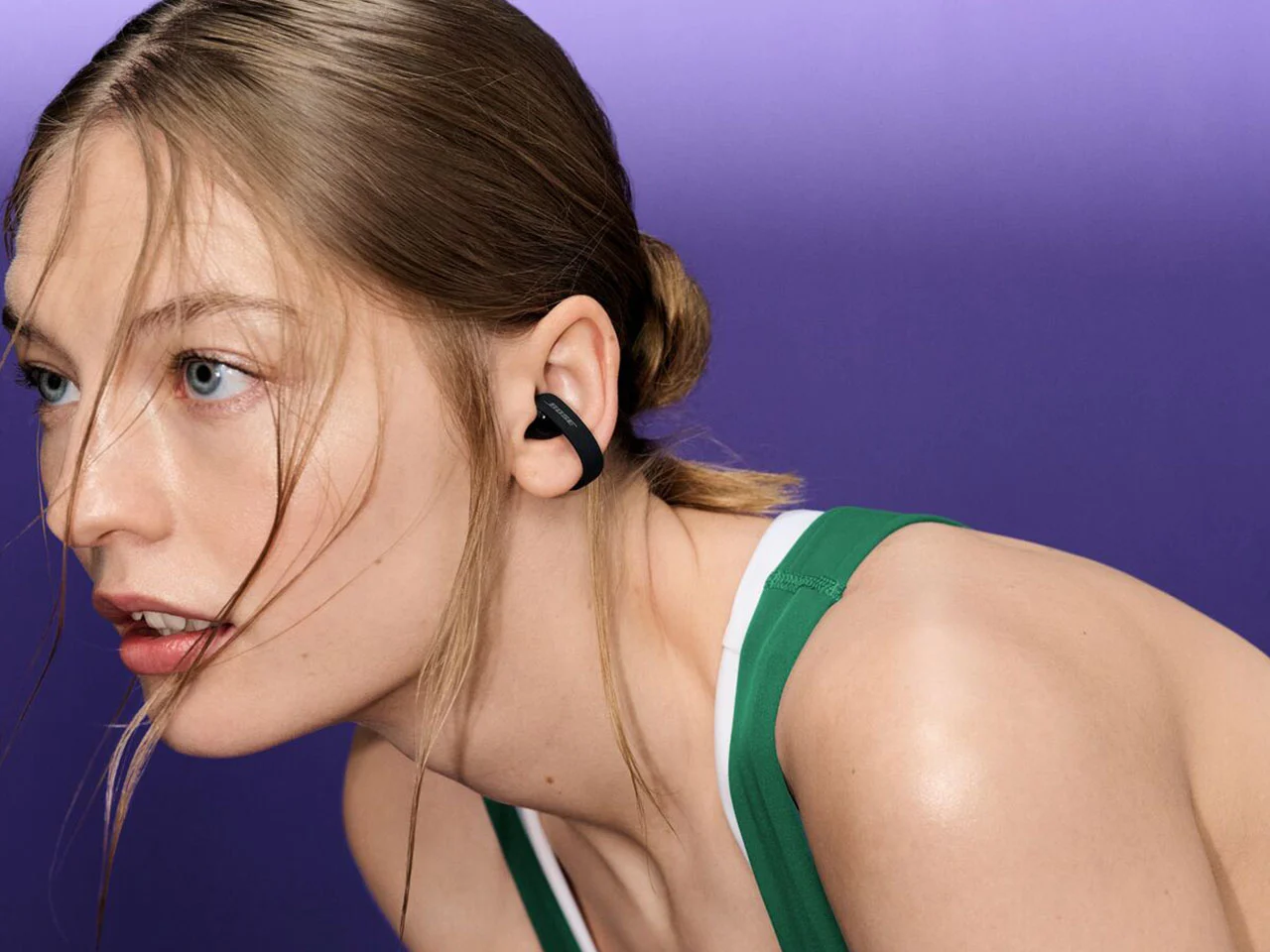 Открытые наушники Bose, закреплённые на ухе