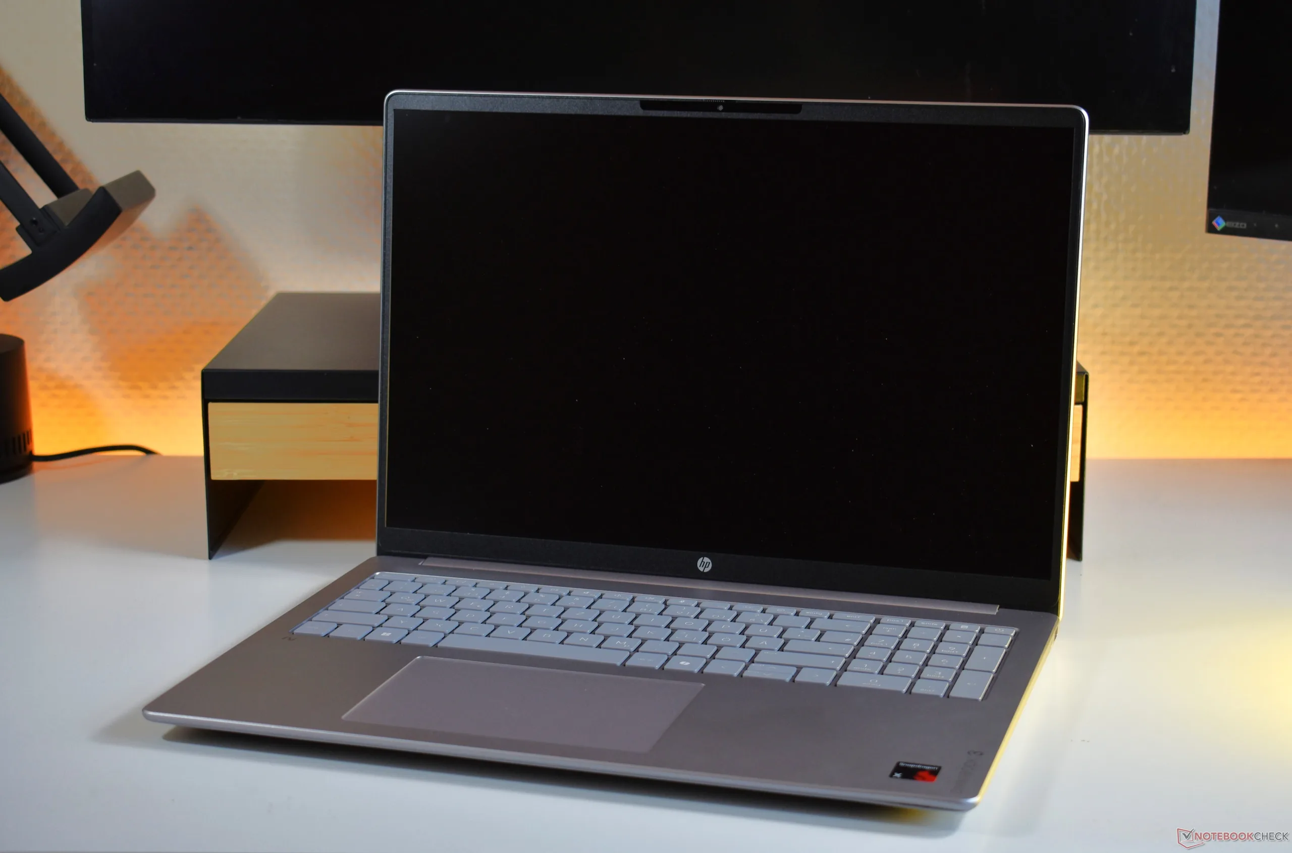 Ноутбук HP OmniBook 3 16 с раскрытой крышкой