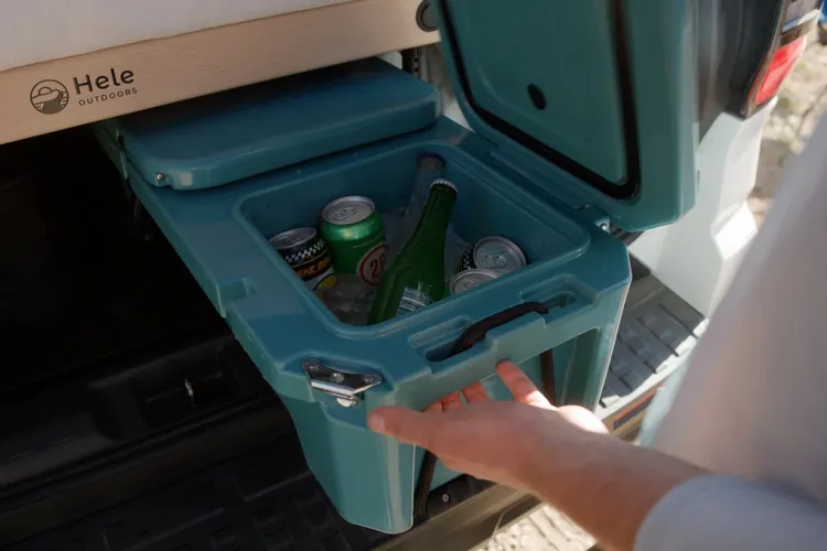 Низкий корпус Hele Ice Box задвинут под спальную платформу в салоне автомобиля