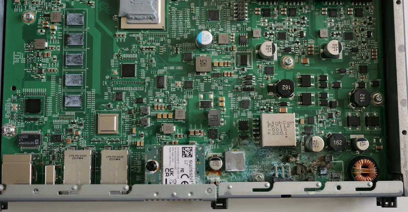 Корпоративный сетевой коммутатор Juniper EX4100 на столе для разборки