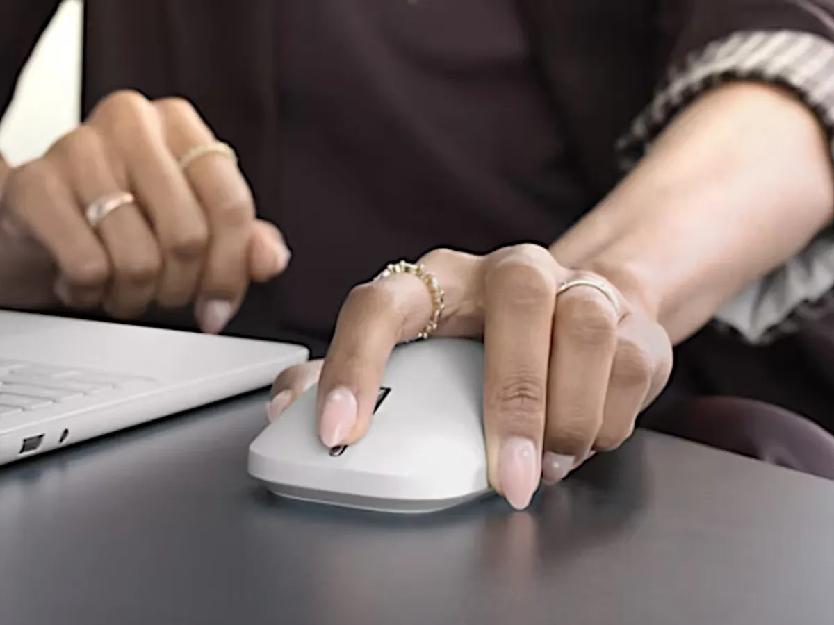 Симметричная мышь Microsoft Surface нейтральной формы, подходящая для правой и левой руки