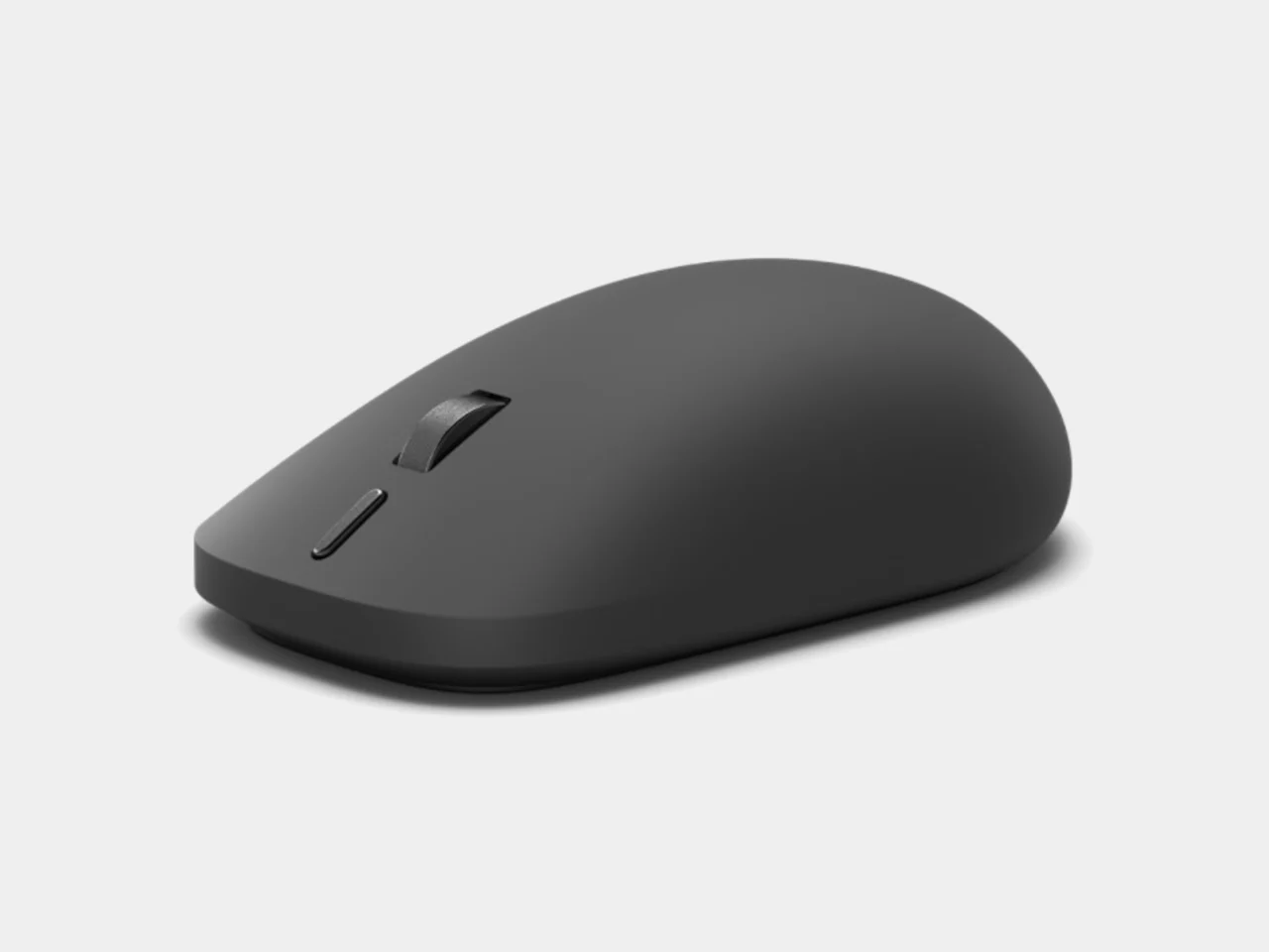 Рука пользователя на амбидекстринной мыши Surface во время работы за столом