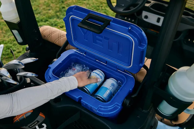 Yeti Roadie 8 на скамейке рядом с напитками