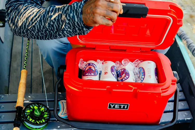 Крупная защёлка и ручка SmallHaul на крышке Yeti Roadie 8