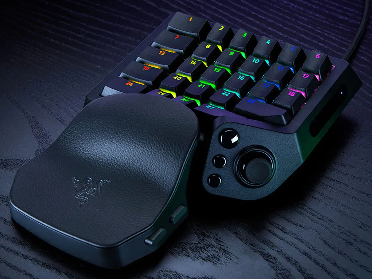 Компактный корпус игрового кейпада Razer на столе