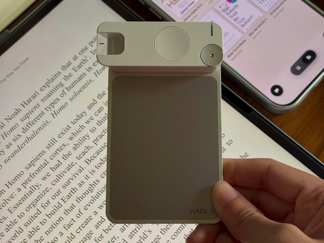 Mark II заменяет бумажные стикеры при работе с книгами