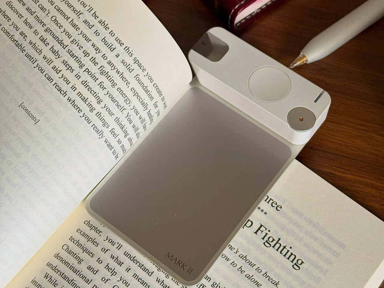 Умная закладка Mark II, заложенная в книгу
