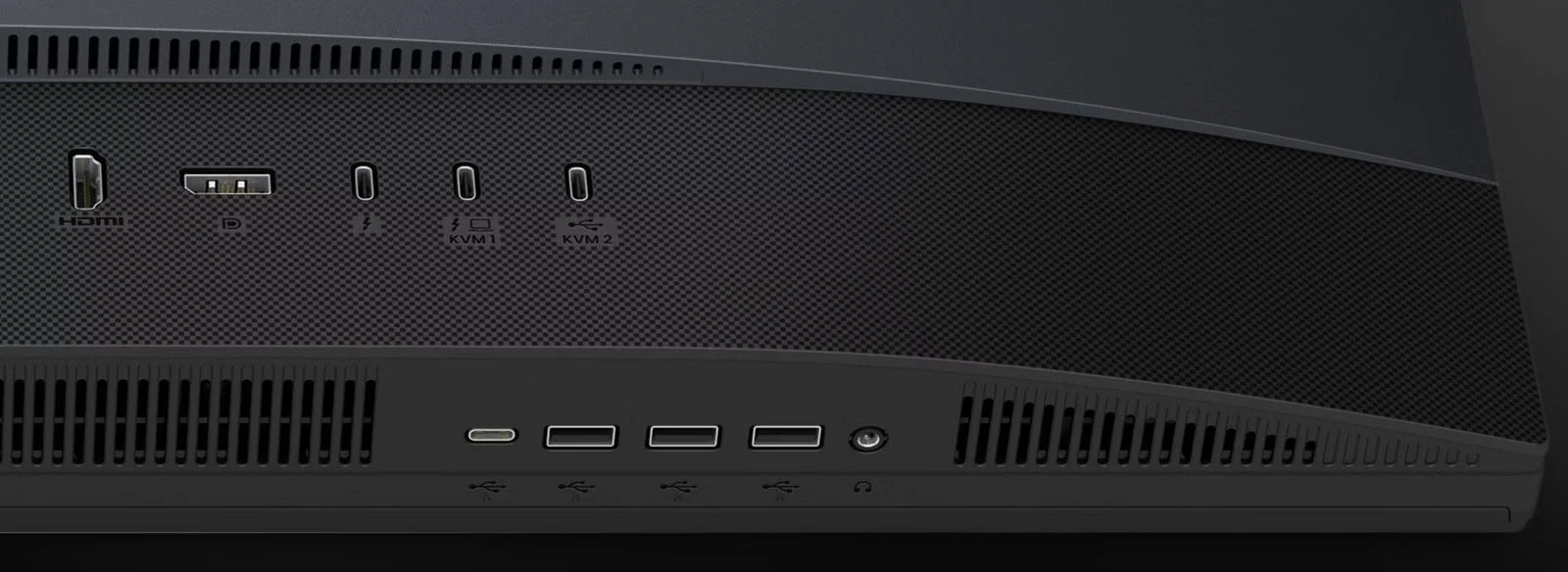 Монитор BenQ Creative Pro на рабочем месте видеомонтажёра