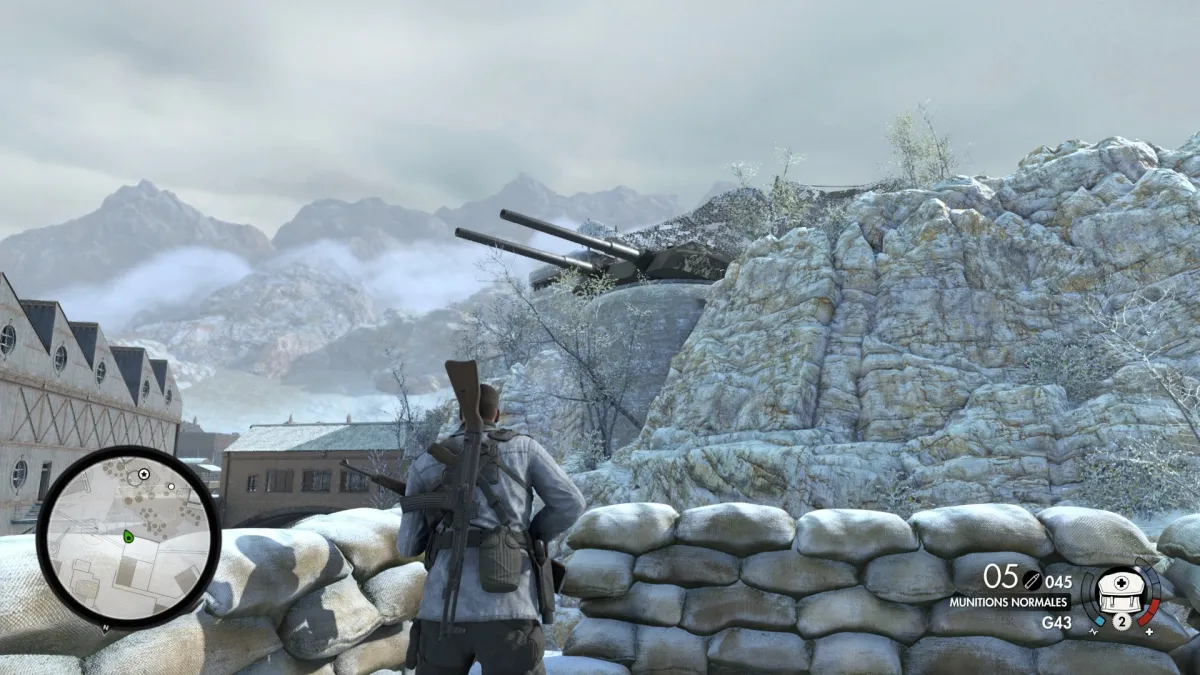 Скриншот Sniper Elite 4 со снайпером, скрытно подбирающимся к вражеской позиции