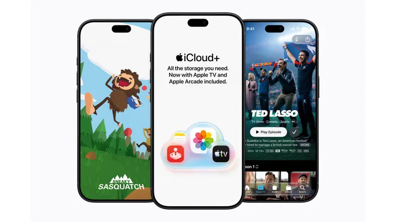 Три смартфона с игрой Sneaky Sasquatch, рекламным экраном iCloud+ и сериалом «Тед Лассо» в приложении Apple TV