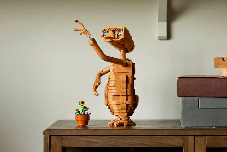 Фигурка E.T. из деталей LEGO в характерной позе