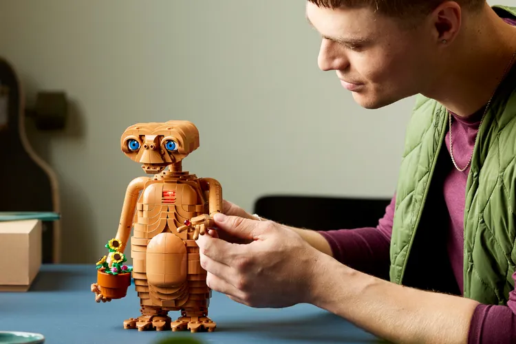 Собранная модель LEGO Ideas «Инопланетянин» на столе