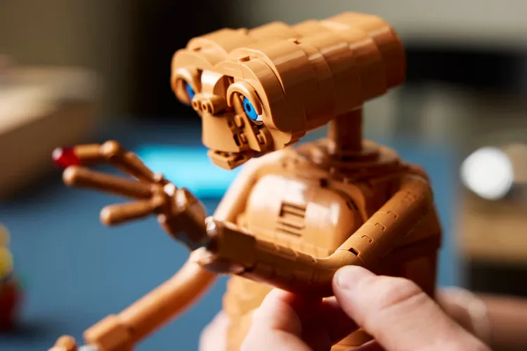 Подвижные пальцы и запястья модели LEGO E.T.