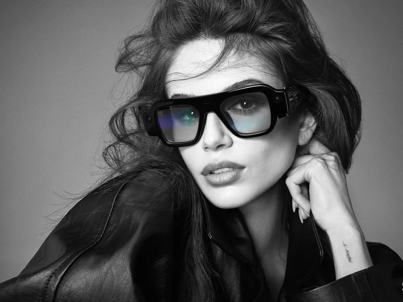 Пользователь управляет интерфейсом SPECS жестами