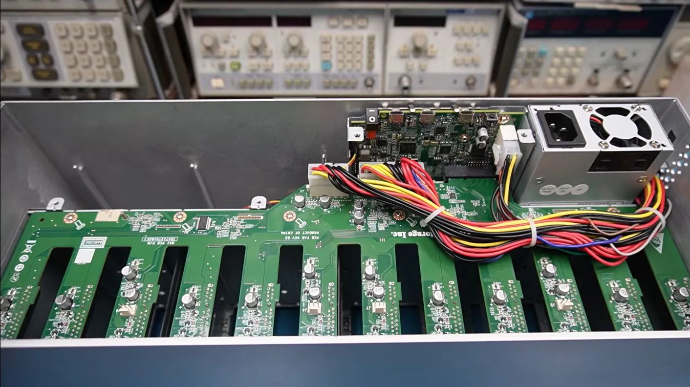 Разобранный корпус RAID-массива Seagate LaCie на столе мастера
