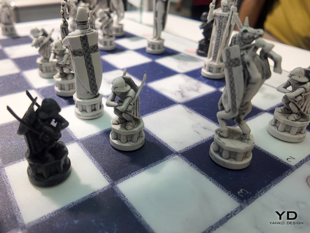 Пешка GoChess с арбалетом, упёртым в плечо
