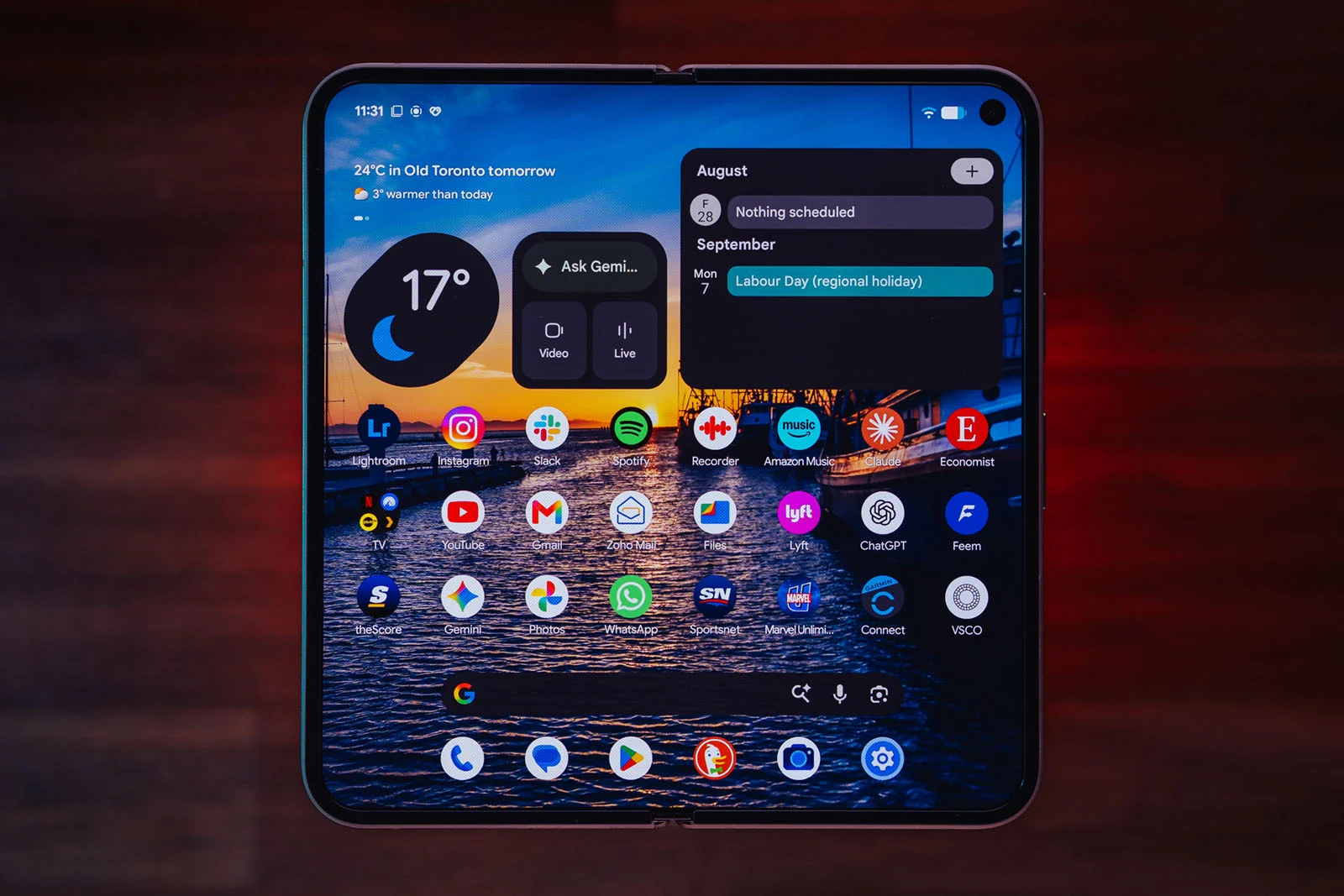 Google Pixel 11 Pro Fold в сложенном виде с внешним экраном