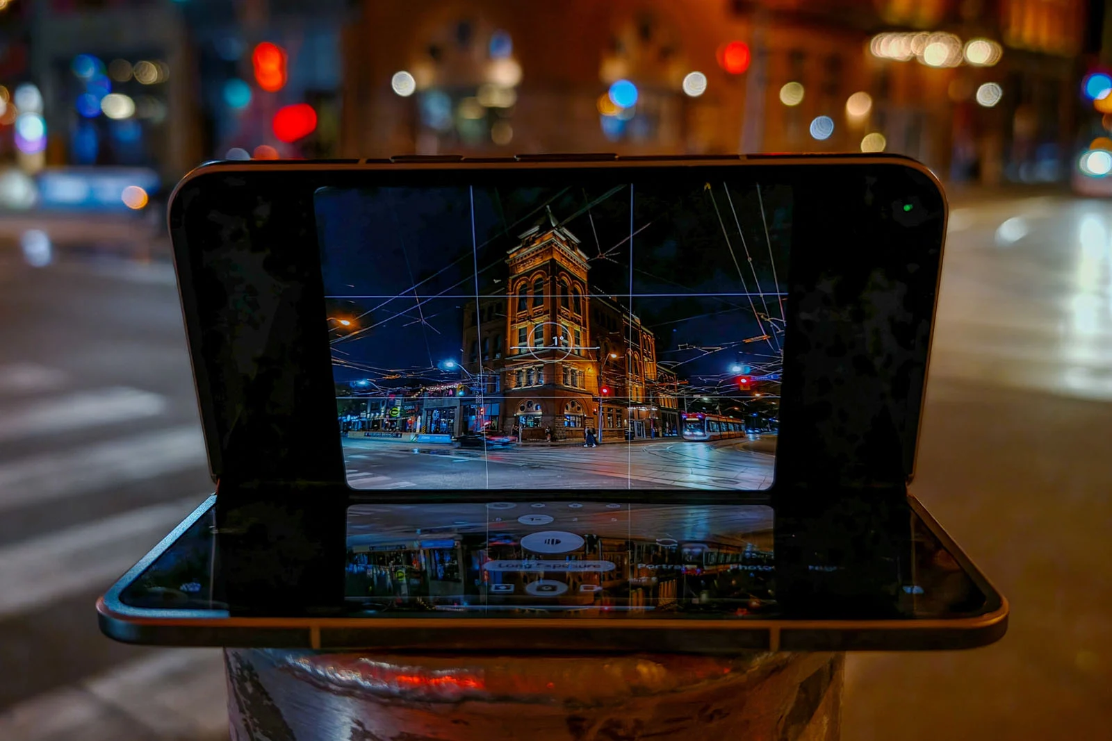 Тыльная сторона Google Pixel 11 Pro Fold с блоком камер и вспышкой