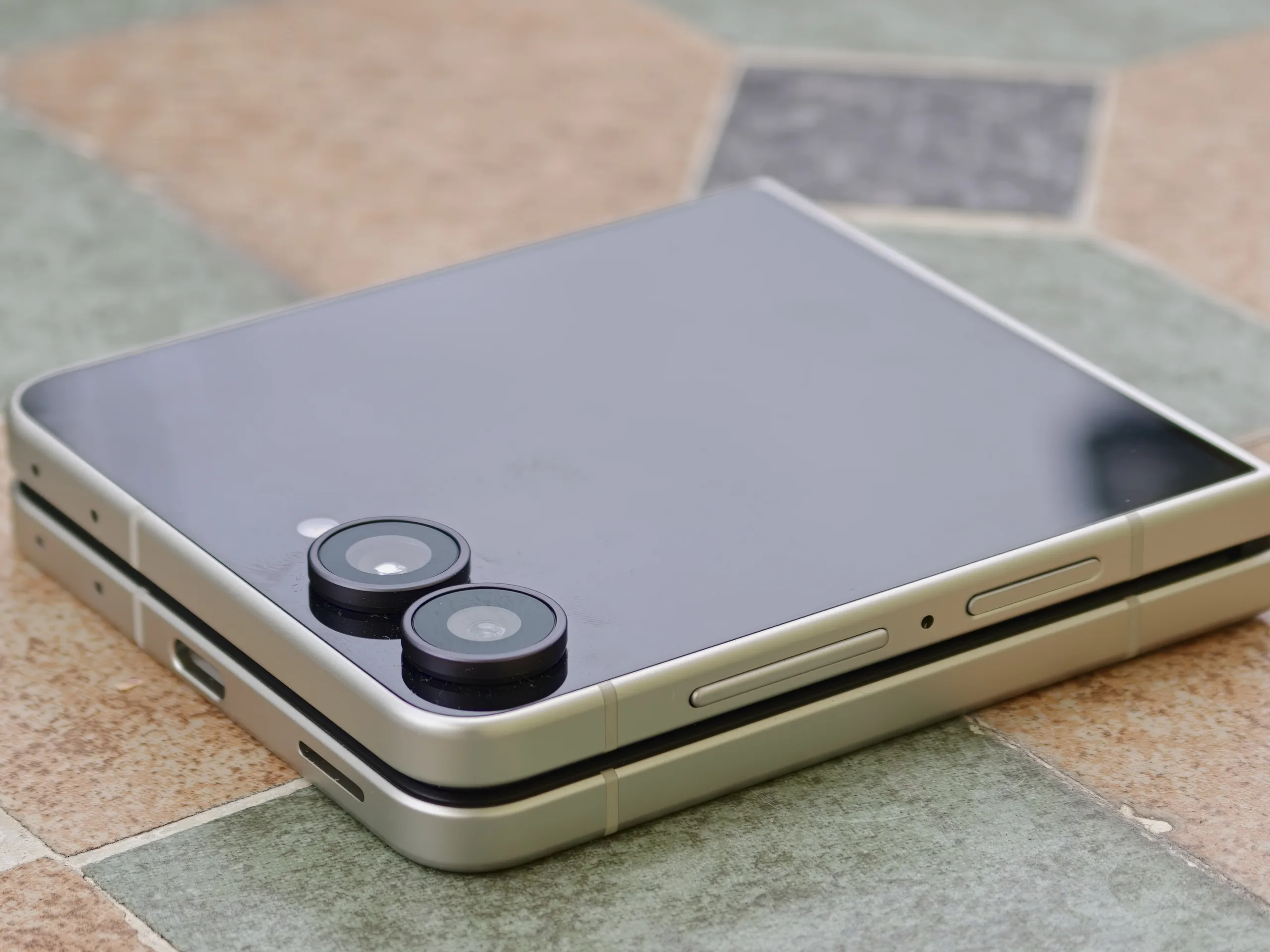 Камера и внешний экран Samsung Galaxy Z Flip8