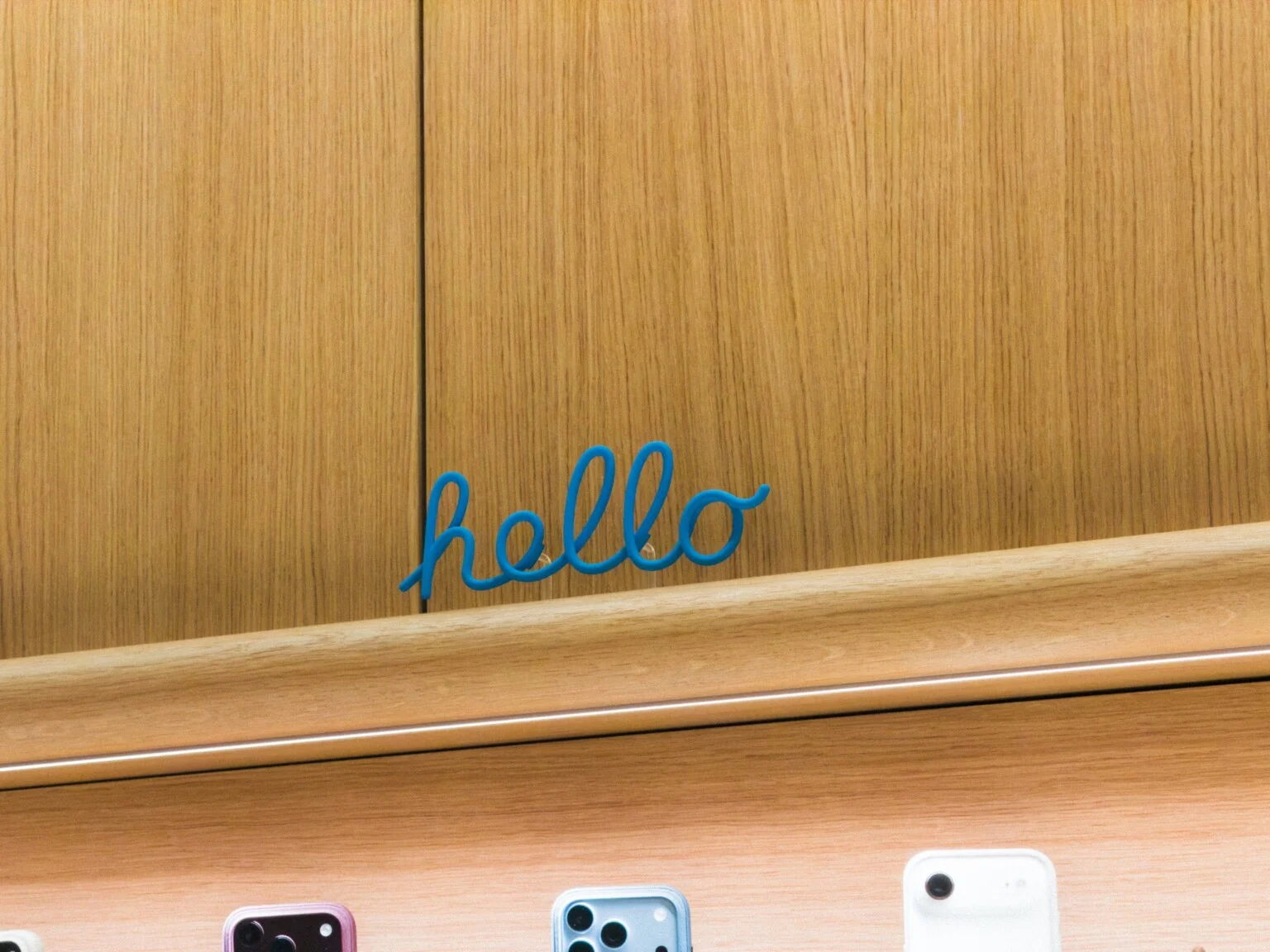Миниатюрная табличка hello в магазине Apple, снятая на телеобъектив iPhone