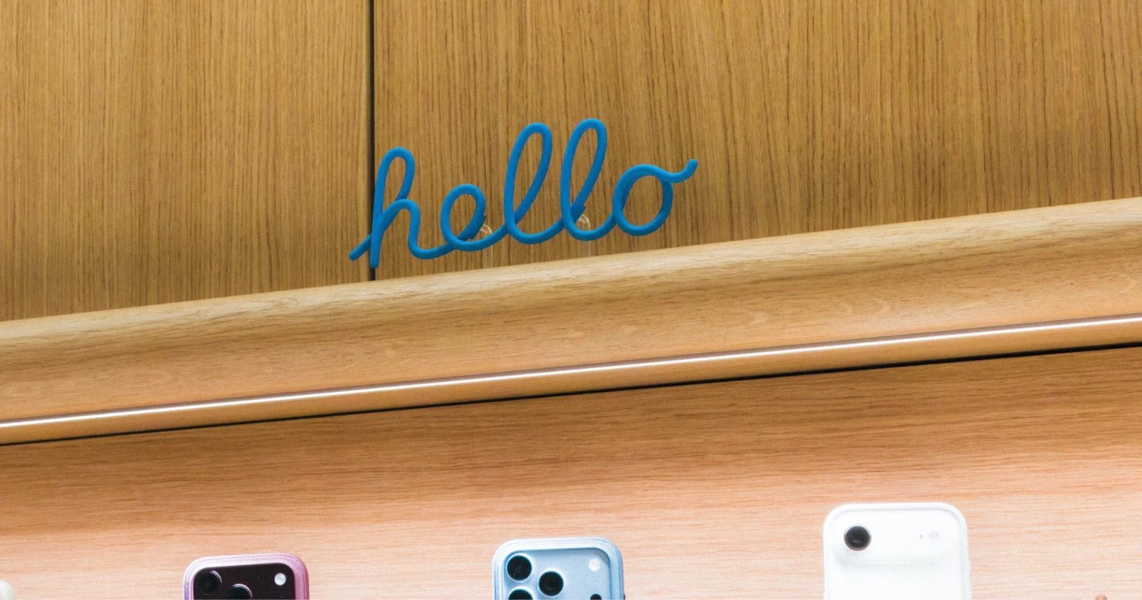 Крошечная табличка Apple с рукописной надписью hello на полке магазина