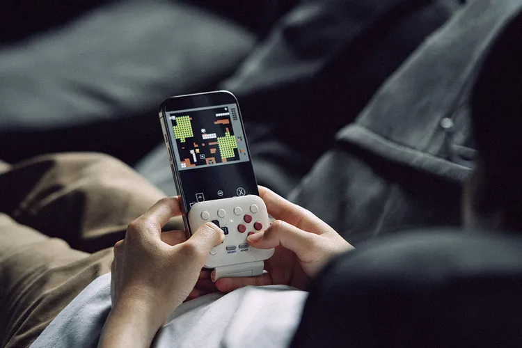 Геймпад 8BitDo FlipPad, пристёгнутый к смартфону в вертикальном положении