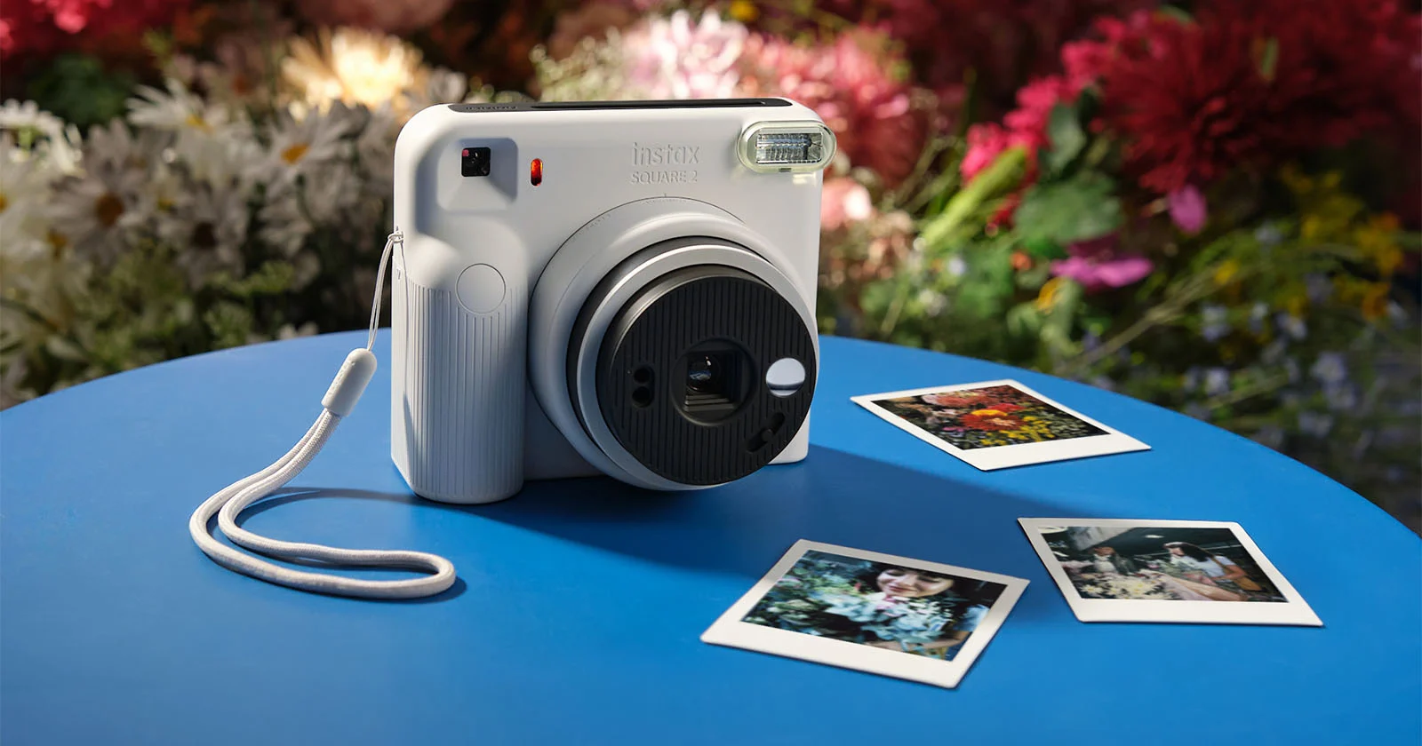 Instax Square 2 с крупным объективом на передней панели