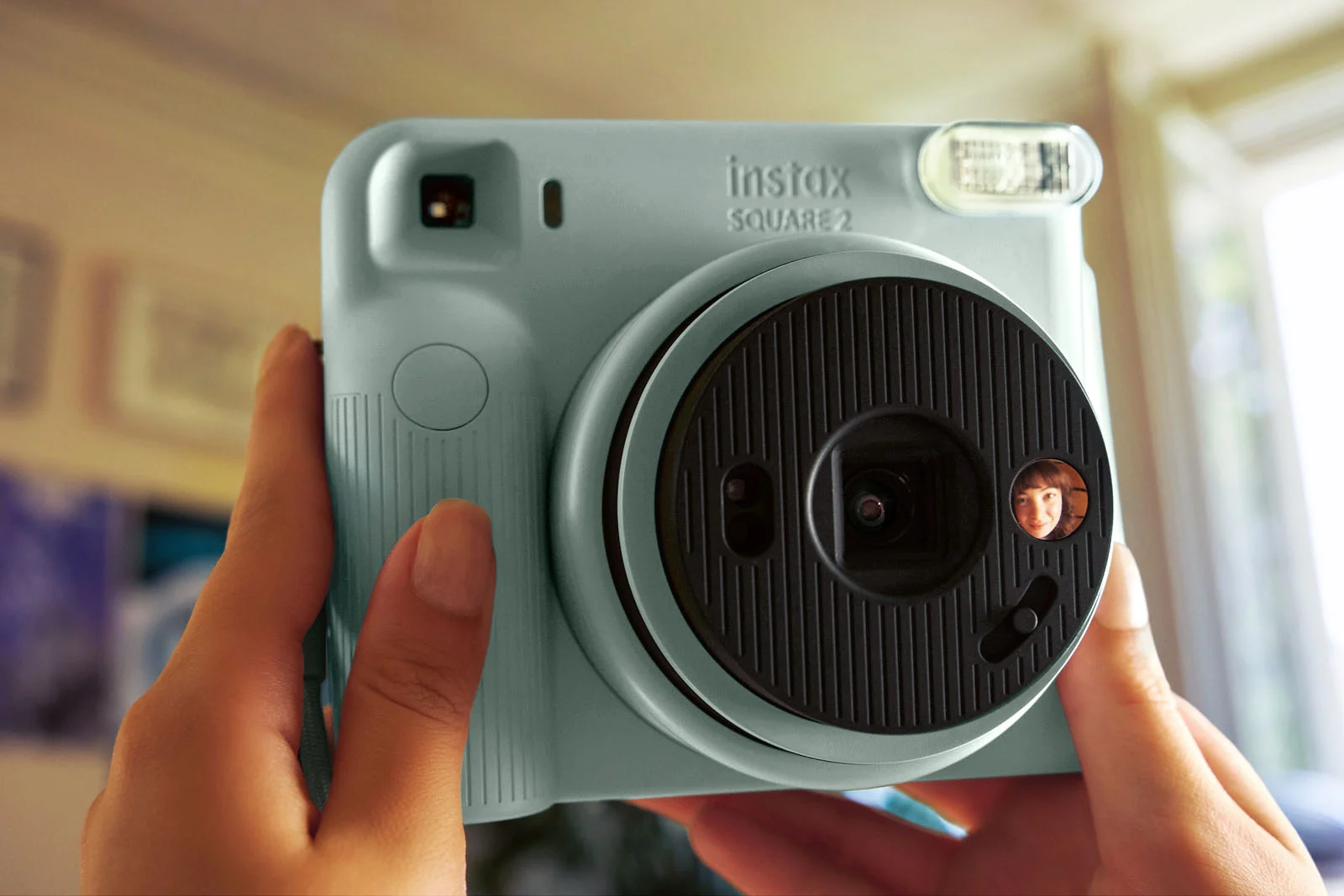 Видоискатель и зеркальце для селфи на корпусе Instax Square 2