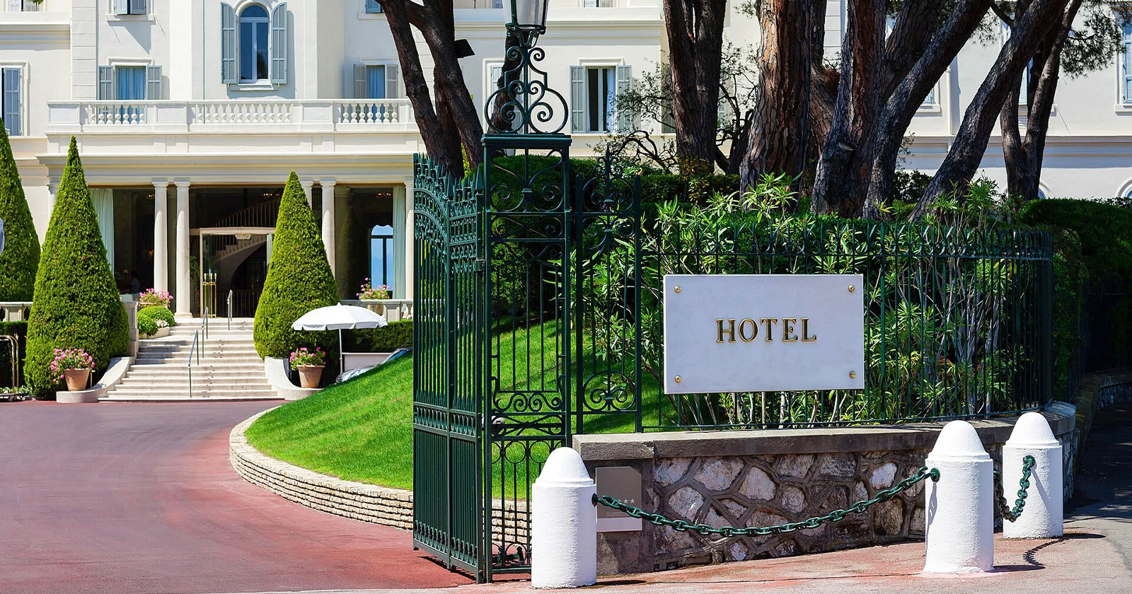 Вход в легендарный отель Hotel du Cap-Eden-Roc на мысе Кап-д'Антиб
