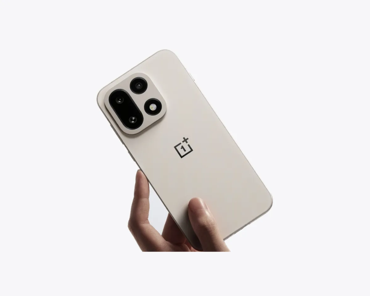 Смартфон OnePlus 15 на белом фоне