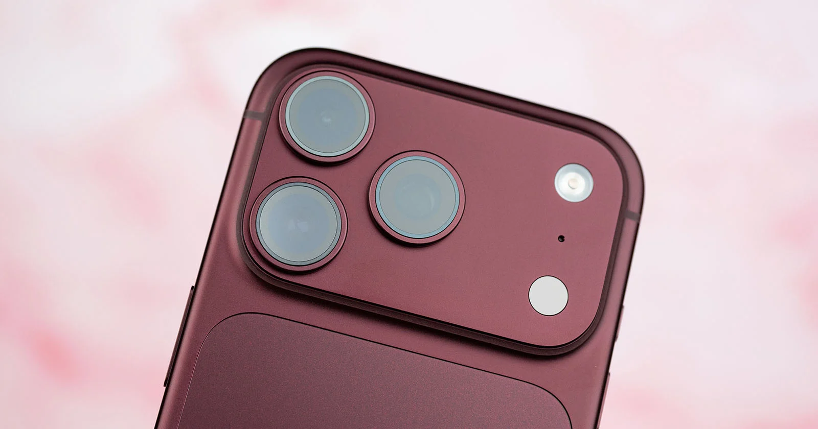 Объектив основной камеры iPhone 18 Pro с диафрагмой f/1.48