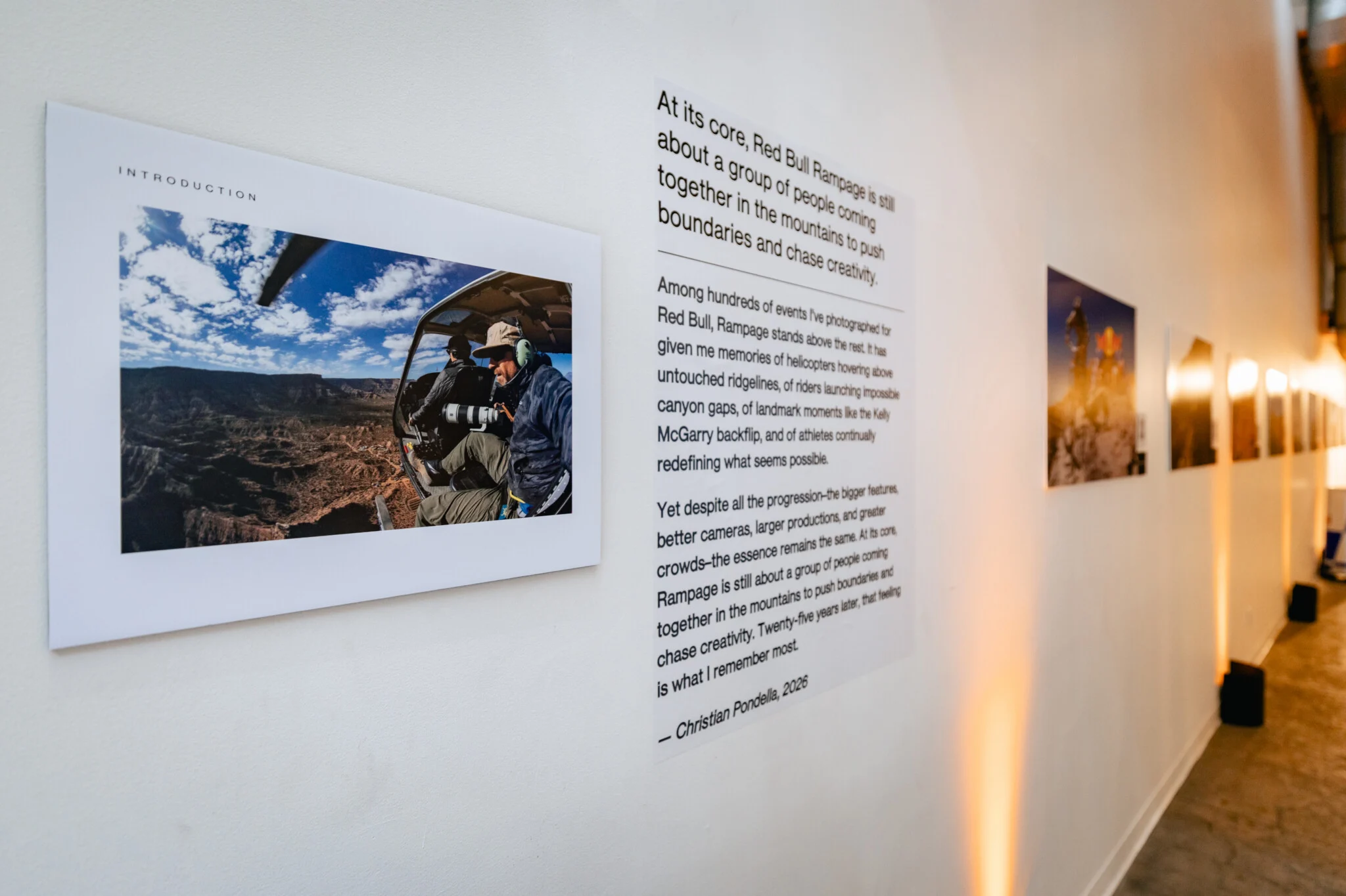 Фотограф на открытом участке склона с камерой