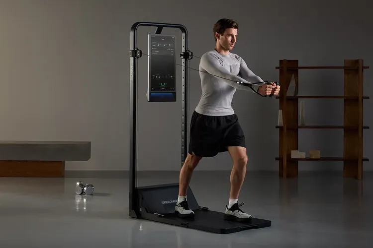 Speediance Gym Monster 3 в сложенном виде у стены