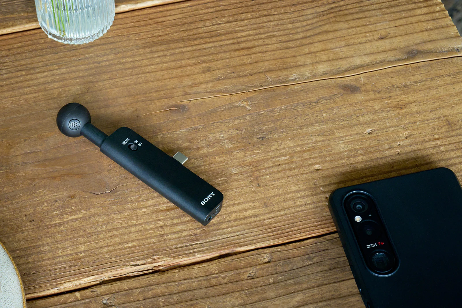 Sony ECM-AX10 в руках у автора контента