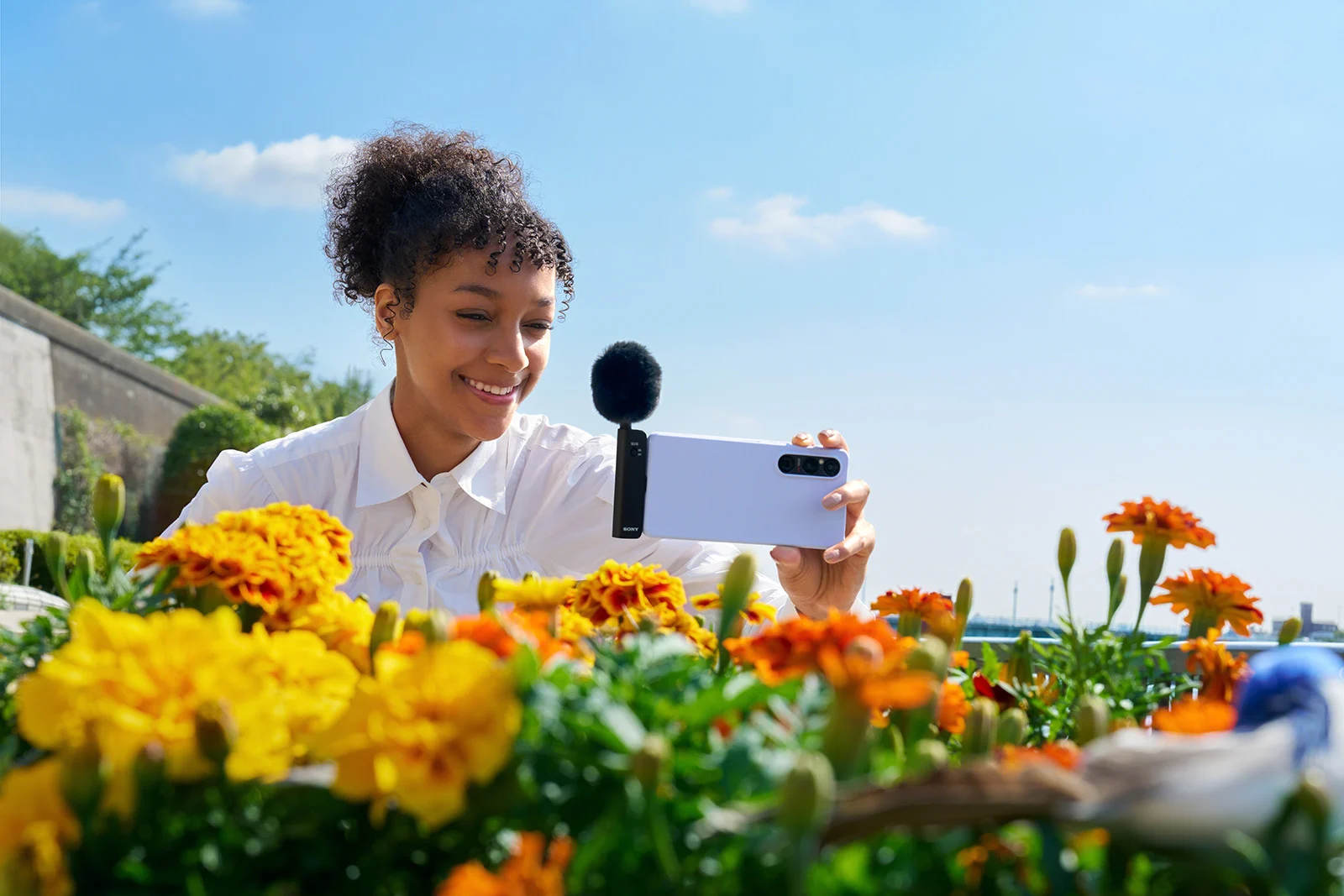 Микрофон Sony ECM-AX10, закреплённый на смартфоне