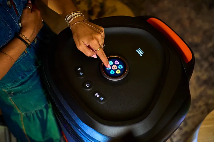 Верхняя панель управления JBL PartyBox Ultimate 2 с круглым тачскрином