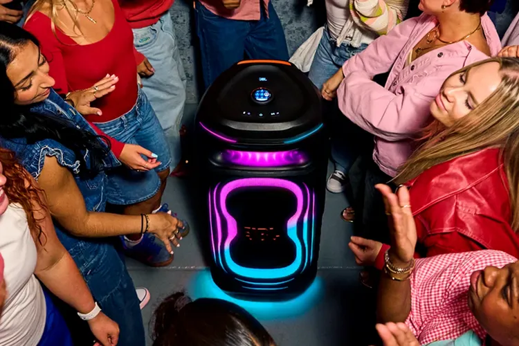 JBL PartyBox Ultimate 2 со светошоу на передней панели