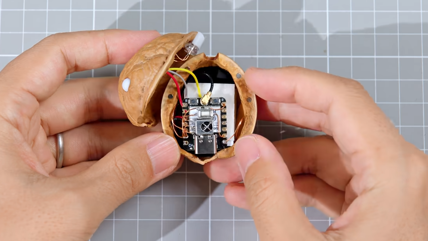 Грецкий орех со встроенными светодиодами и микроконтроллером ESP32-C3