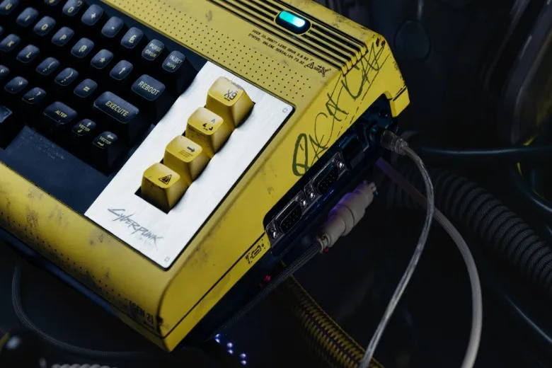 Клавиатура Commodore 77 с граффити и потёртостями в стиле Найт-Сити