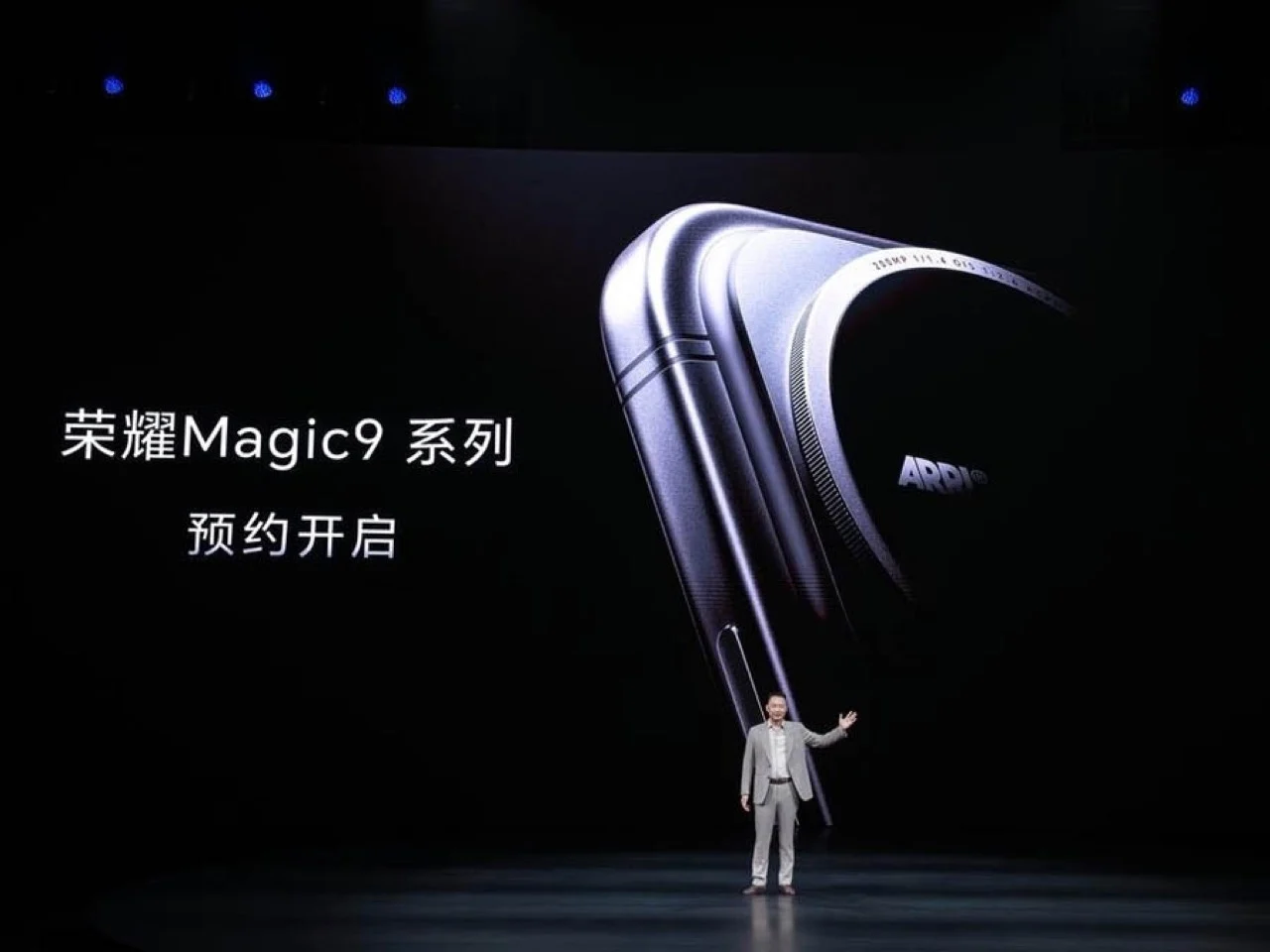 Honor Magic9 в руке