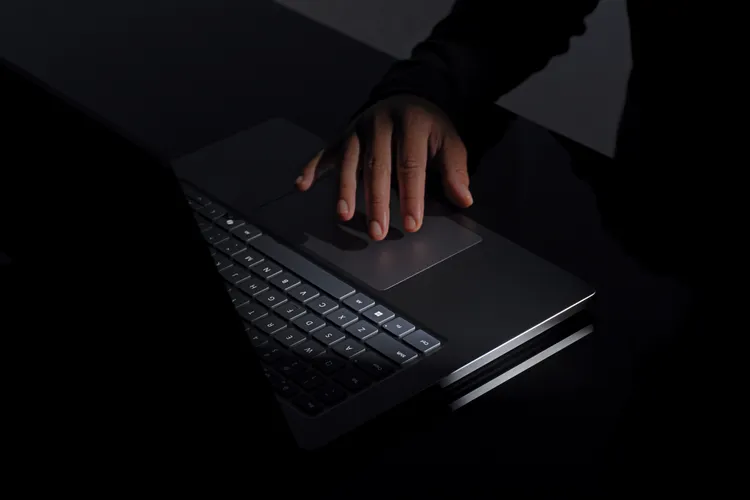 Surface Laptop Ultra с сенсорным дисплеем mini-LED PixelSense Ultra