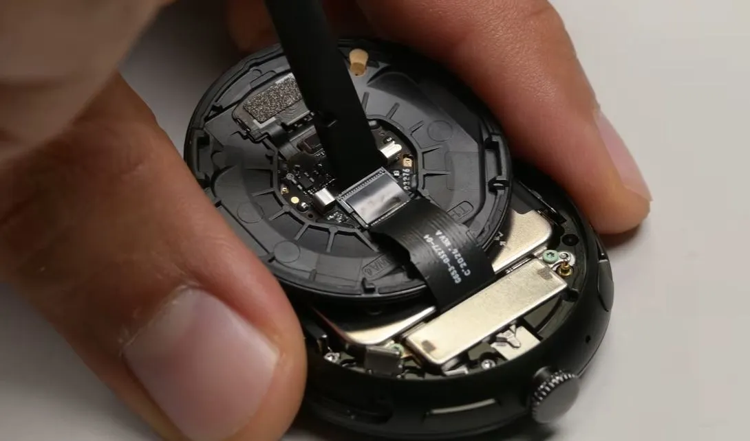 Умные часы Pixel Watch 5 на столе