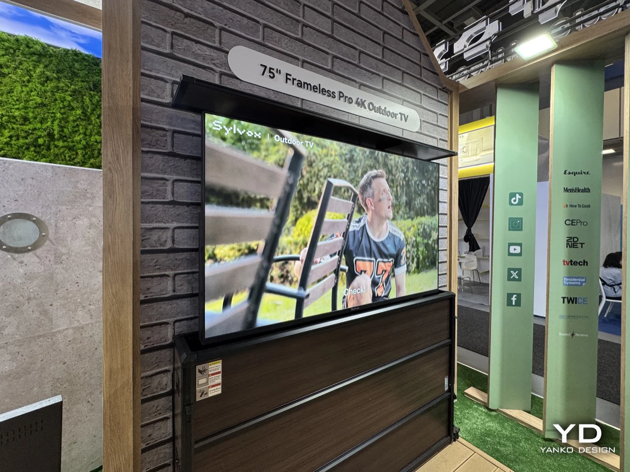 Уличный телевизор Sylvox Frameless Pro под прямыми солнечными лучами
