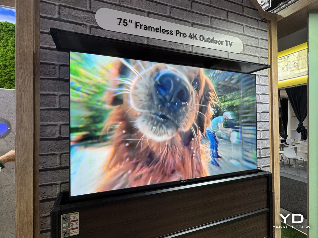 Уличный телевизор Sylvox Frameless Pro с тонкой рамкой на террасе
