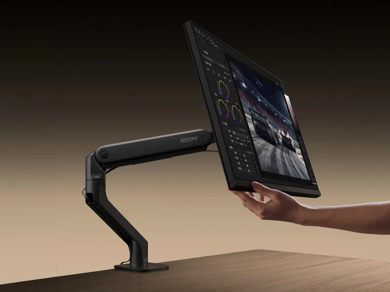 Кронштейн Redmi Monitor Arm с монитором на рабочем столе
