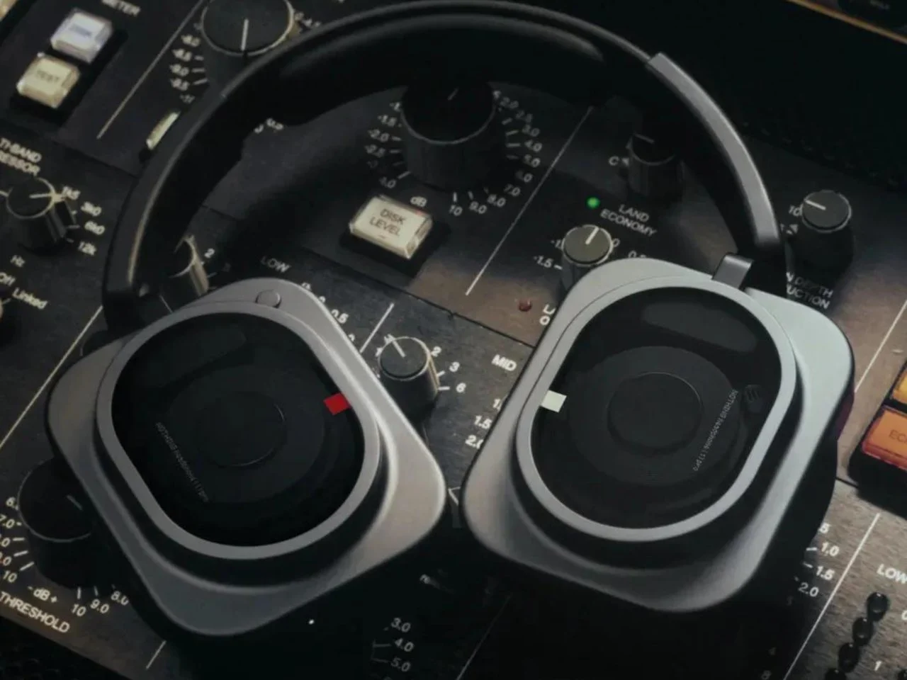 Наушники Nothing Headphones (1) Pro в сложенном виде