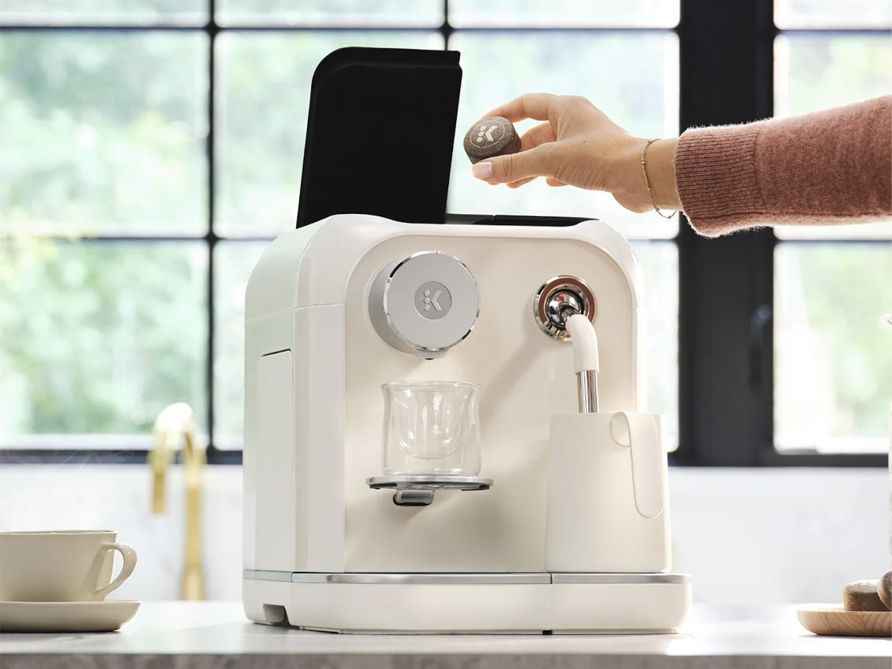 Кофемашина Keurig Alta на кухонной столешнице